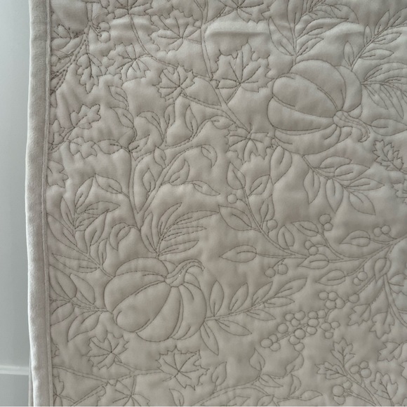 Tommy Bahama Table Runner Fall Pumpkin - Picture 4 of 6